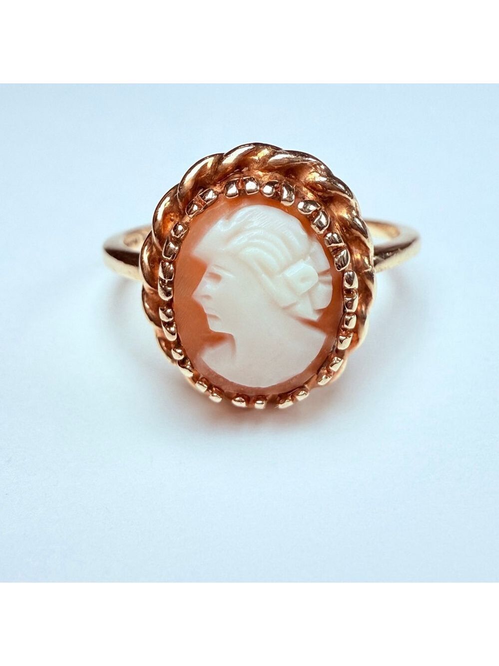 Estate Romany 10K Solid Yellow Gold Oval Muse Portrait Cameo Shell Vintage Ring